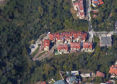 Комплексът е заобиколен от гора.